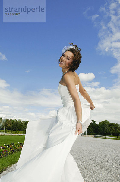 Deutschland  Bayern  Braut tanzen im Park  lächelnd  Portrait