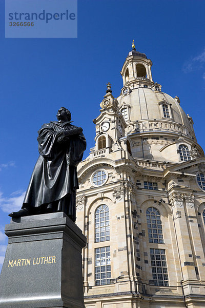 Deutschland  Sachsen  Dresden  Frauenkirche und Martin-Luther-Statue