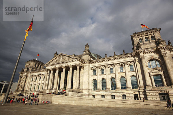 Deutschland  Berlin  Reichstagsgebäude mit Touristen im Hintergrund