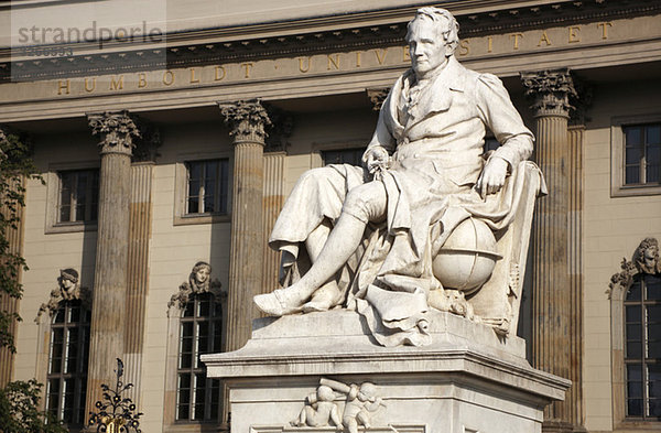 Deutschland  Berlin  Wilhelm von Humboldt  Statue von Thomas Humboldt mit Humboldt-Universität im Hintergrund