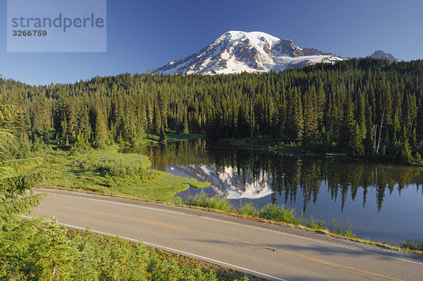 USA  Washington  Pierce County  Mount Rainier National Park  Cascade Range  Mount Rainier reflektierend im See