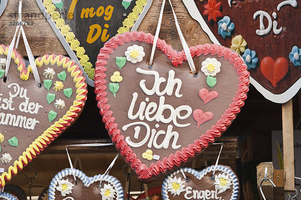 Deutschland  München  Oktoberfest  Lebkuchenherzen  Nahaufnahme