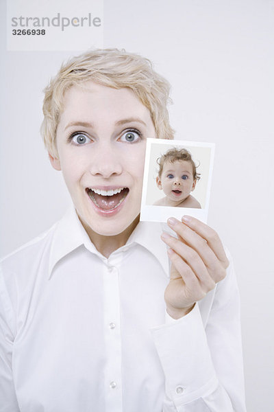 Frau mit Babyfoto  Portrait