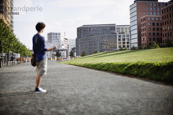 Junger Mann mit Stadtplan