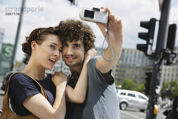 Deutschland  Berlin  Junges Paar fotografiert sich selbst