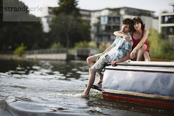 Deutschland  Berlin  Junges Paar auf Motorboot sitzend  Portrait