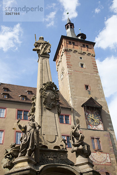 Deutschland  Bayern  Franken  Würzburg  Brunnen vor dem alten Rathaus  Tiefblick