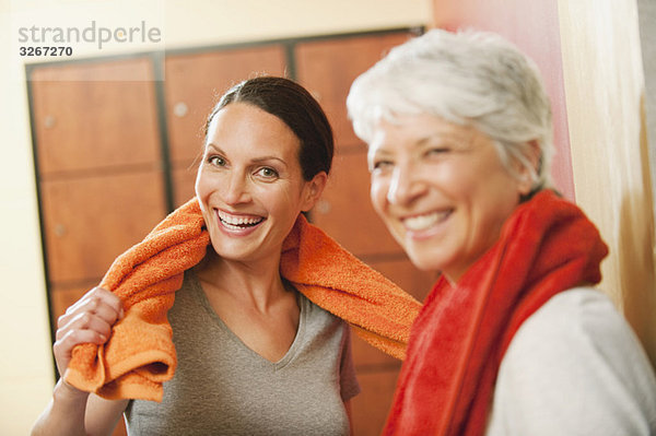 Zwei Frauen im Umkleideraum  lächelnd  Portrait