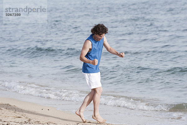 Spanien  Mallorca  Mann joggen am Strand