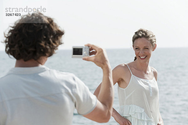 Spanien  Mallorca  Mann beim Fotografieren einer Frau