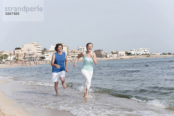 Spanien  Mallorca  Paar Jogging am Strand