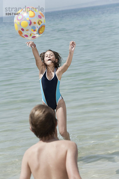 Spanien  Mallorca  Kinder spielen mit Strandball