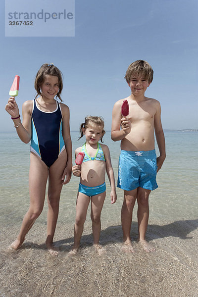 Spanien  Mallorca  Kinder mit Eis am Strand  lächelnd  Portrait