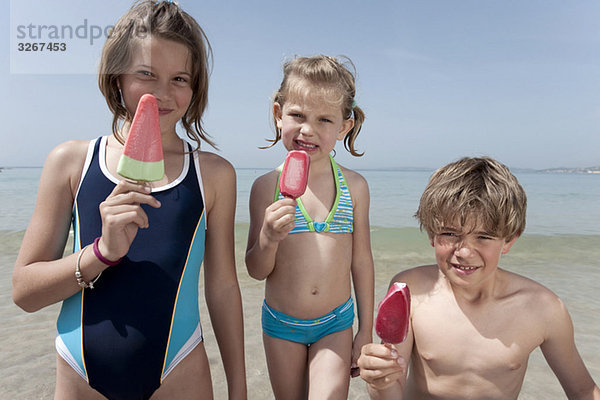 Spanien  Mallorca  Kinder mit Eis am Strand  lächelnd  Portrait