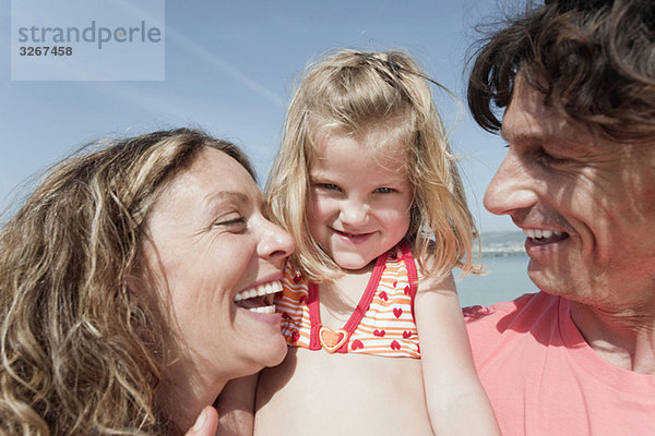 Spanien  Mallorca  Familie am Strand  Lächeln  Portrait