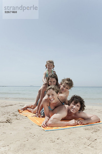 Spanien  Mallorca  Familie am Strand liegend