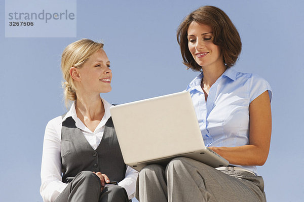 Zwei Geschäftsfrauen mit Laptop