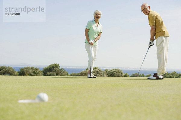 Spanien  Mallorca  Seniorenpaar beim Golfen
