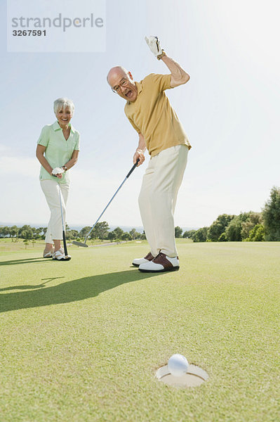 Spanien  Mallorca  Seniorenpaar auf dem Golfplatz  Männerjubel