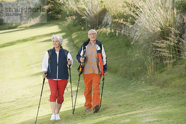 Spanien  Mallorca  Seniorenpaar Nordic Walking