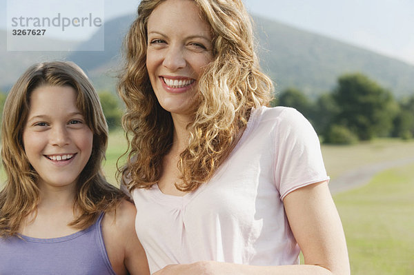 Spanien  Mallorca  Mutter und Tochter (10-11) lachend  Portrait  Nahaufnahme