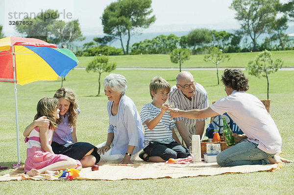 Spanien  Mallorca  Familie beim Picknick