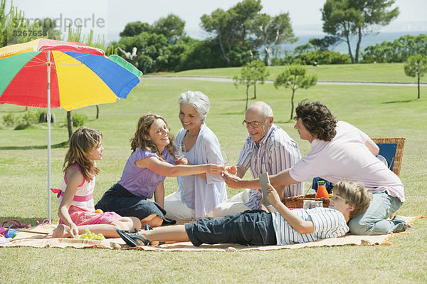 Spanien  Mallorca  Familie beim Picknick