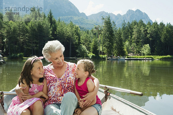 Italien  Südtirol  Großmutter und Enkel (6-7) (8-9) im Ruderboot sitzend  Portrait