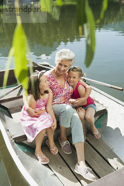 Italien  Südtirol  Großmutter und Enkel (6-7) (8-9) im Ruderboot sitzend  Hochansicht  Portrait