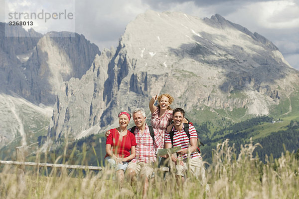 Italien  Seiseralm  Vier Personen auf der Karte  Portrait