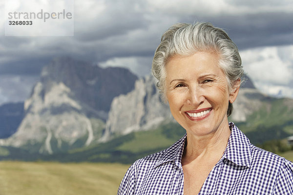 Italien  Seiseralm  Seniorin lächelnd  Portrait  Nahaufnahme