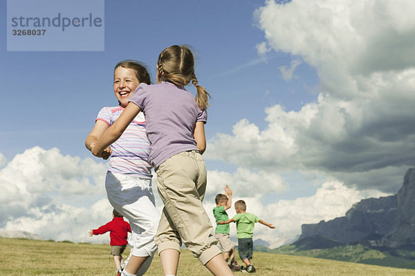 Italien  Seiseralm  Kinder (6-7)  (8-9)  (4-5) spielen auf der Wiese