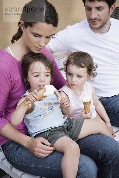 Deutschland  Berlin  Familie mit Kindern (2-4) mit Eiscreme