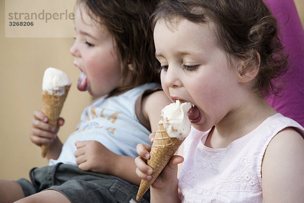 Germany  Berlin  Children (2-3) eating ice cream