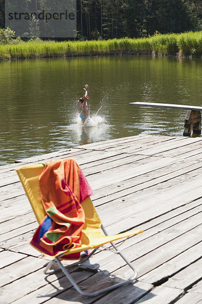 Italien  Südtirol  Mädchen (12-13) im See  Spaß haben