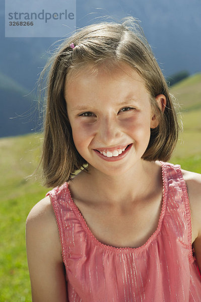 Italien  Südtirol  Mädchen (10-11) lächelnd  Portrait  Nahaufnahme