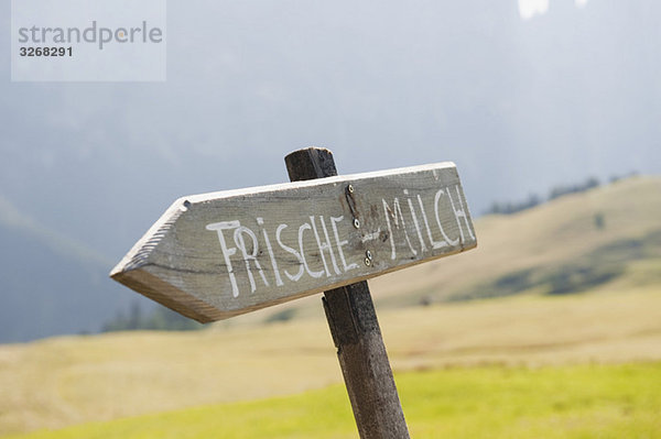 Italien  Südtirol  Schild mit Inschrift  frische Milch  Nahaufnahme