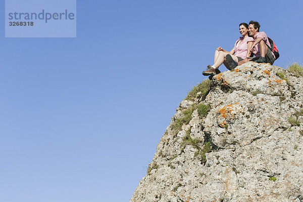 Italien  Südtirol  Wanderpaar auf Felsen sitzend