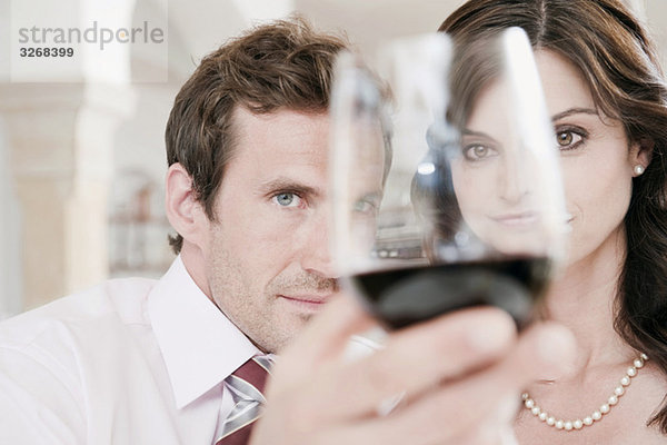 Paar im Restaurant  Mann hält ein Glas Rotwein  Portrait