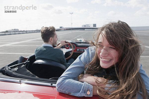 Deutschland  Berlin  Paarfahren im Cabriolet  lächelnd  Portrait