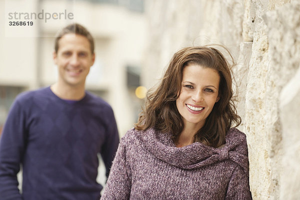 Ehepaar  Frau im Vordergrund  lächelnd  Portrait