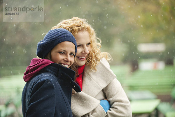 Englischer Garten  Zwei Frauen im Biergarten  lachend  Portrait