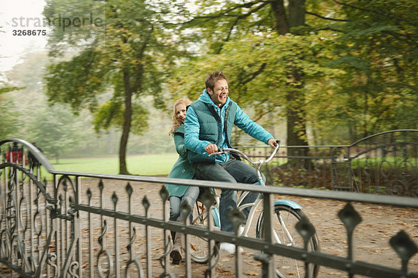 Deutschland  Bayern  München  Englischer Garten  Paarfahrräder