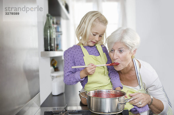 Mädchen mit Großmutter Kochmarmelade