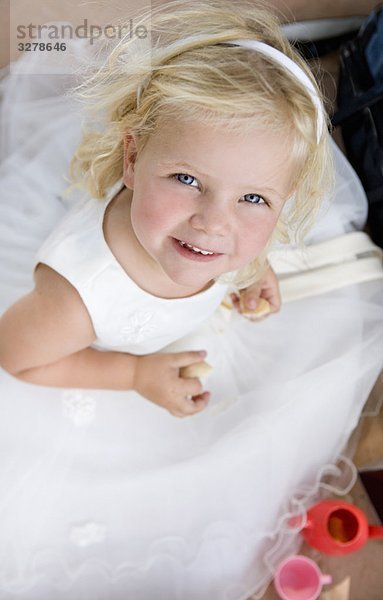 junges Mädchen in weißem Kleid Porträt