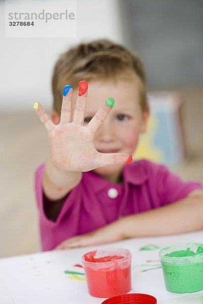 Junge spielt mit Farben