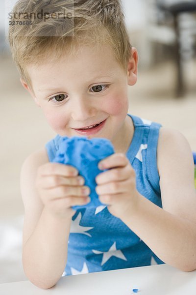 Junge spielt mit Gummiformen