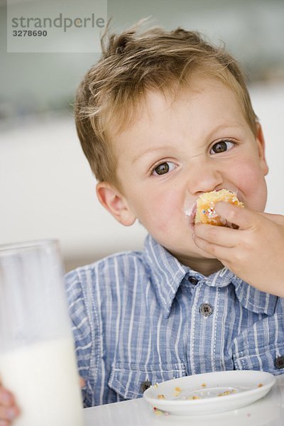 Junge isst süße Knödel