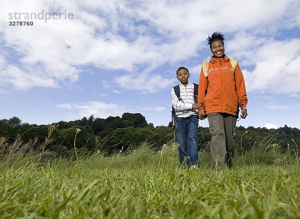 Mutter und Sohn beim Wandern