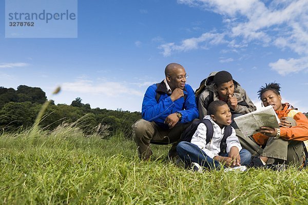 Familienwandern mit Blick auf die Karte